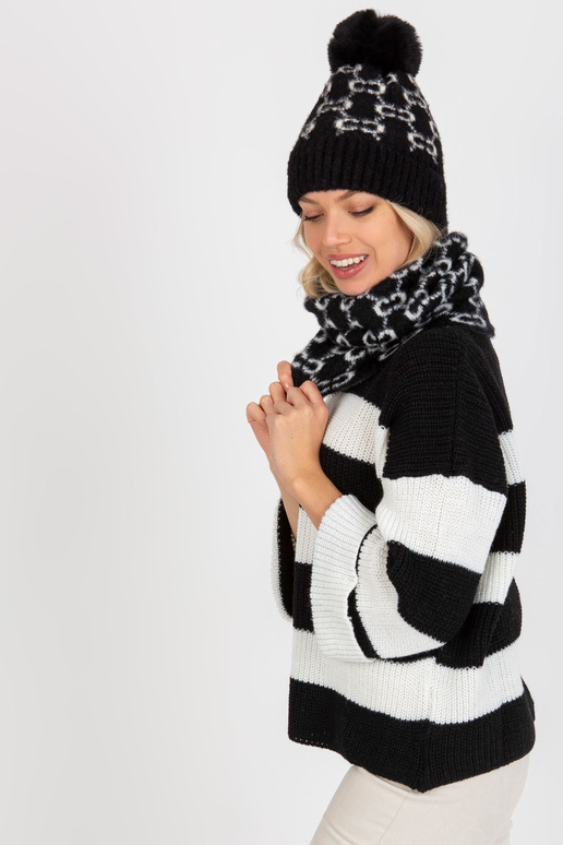 Melnbalta ziemas šalle ar rakstiem