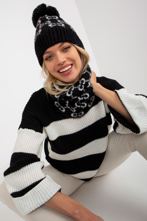 Melnbalta ziemas šalle ar rakstiem