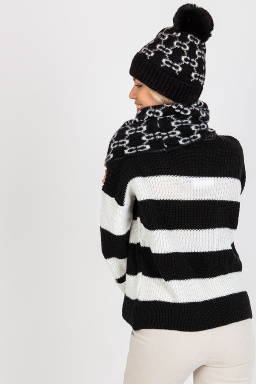 Melnbalta ziemas šalle ar rakstiem