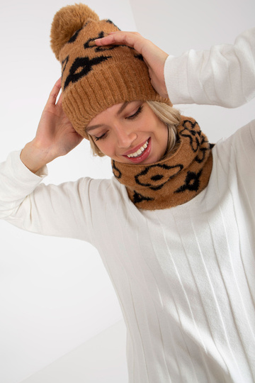 Kamieļu un melna sieviešu...