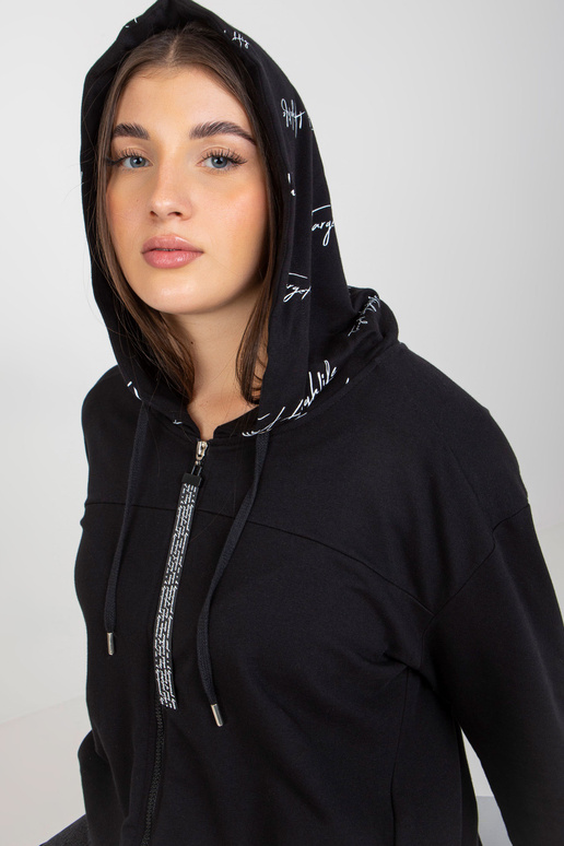 Melns plus izmēra džemperis ar kapuci...