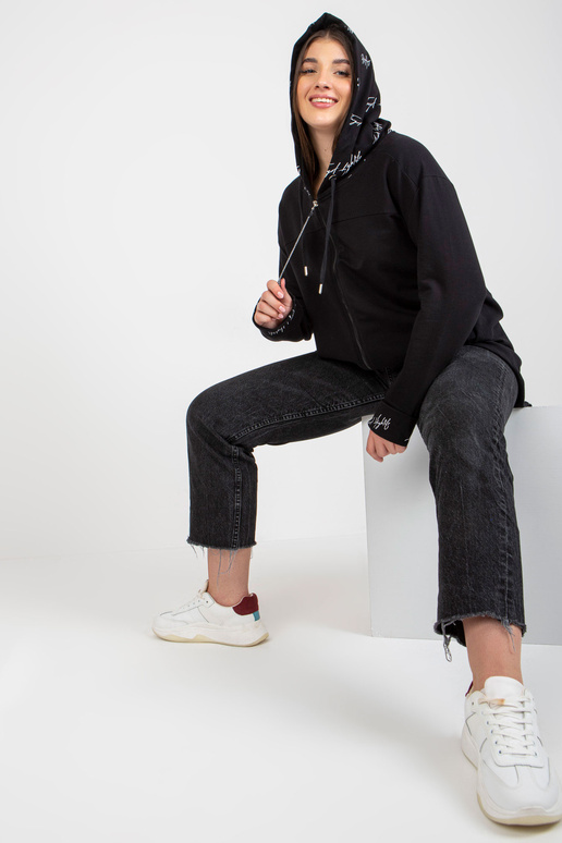 Melns plus izmēra džemperis ar kapuci...