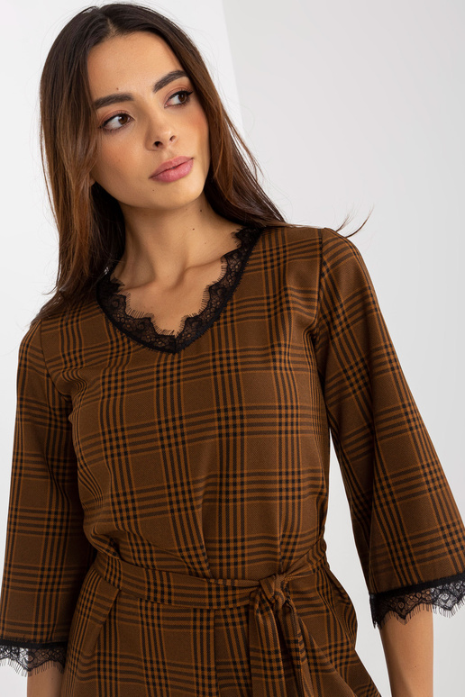 Hellbraunes und schwarzes karjeras...