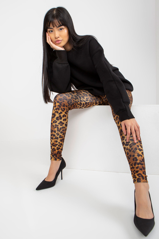 Melns pamata sporta krekls ar apaļu... Melns pamata sporta krekls ar apaļu...