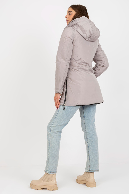 Melna un bēša abpusēja ziemas jaka ar... Melna un bēša abpusēja ziemas jaka ar...