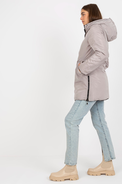 Melna un bēša abpusēja ziemas jaka ar... Melna un bēša abpusēja ziemas jaka ar...