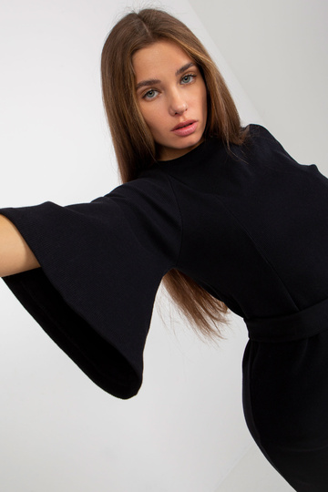 Melna rievota zīmuļkleita... 2