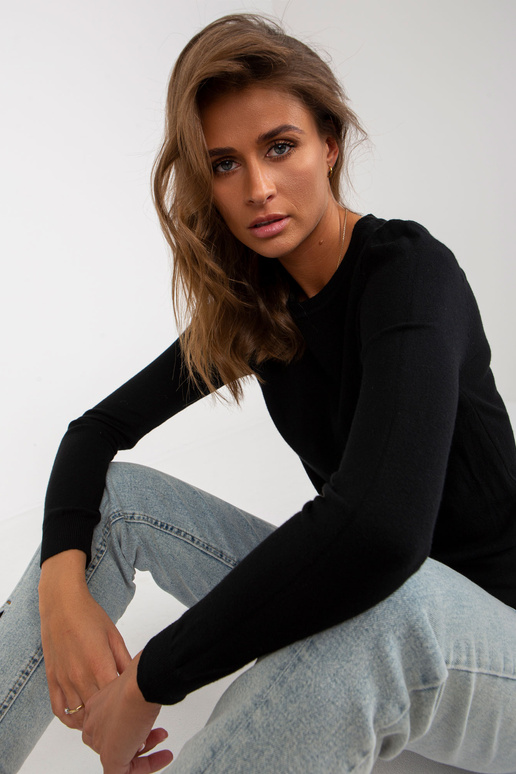 Melns klasisks džemperis ar apaļu...