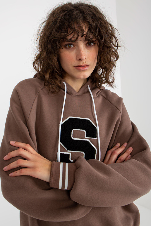 Brūns džemperis ar kapuci un ielāpu