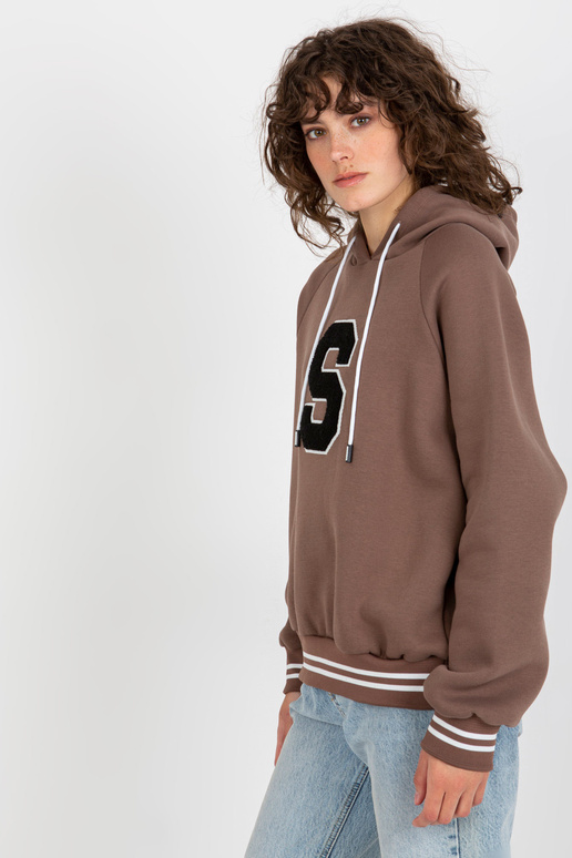 Brūns džemperis ar kapuci un ielāpu