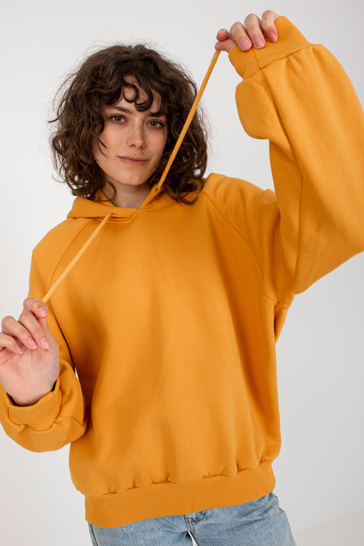 Tumši dzeltens sporta krekls pamata...