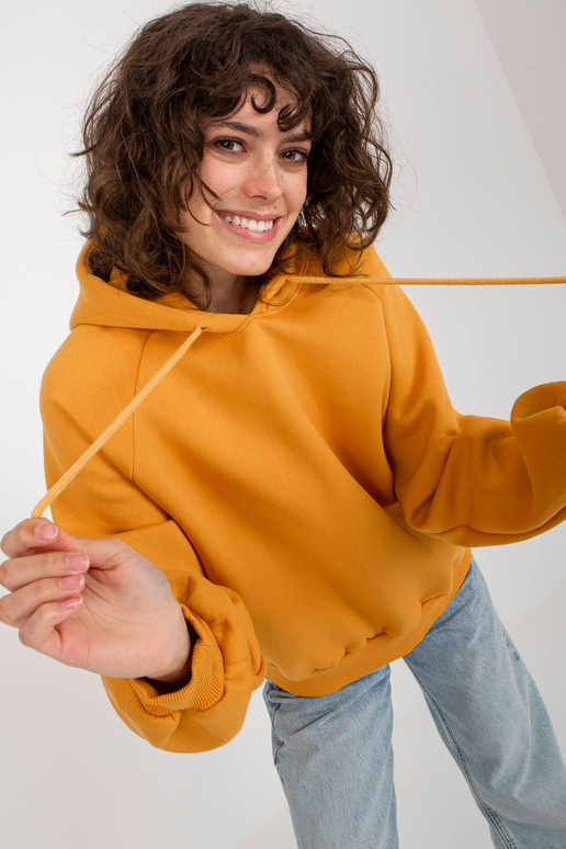 Tumši dzeltens sporta krekls pamata...