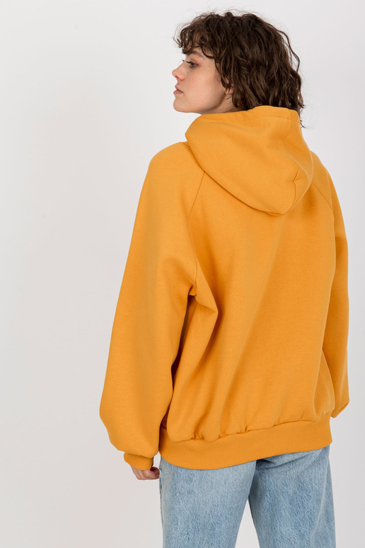 Tumši dzeltens sporta krekls pamata...