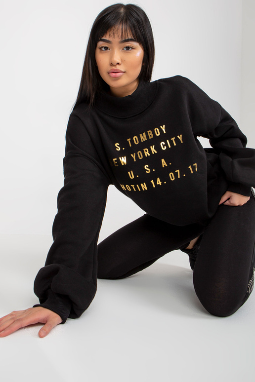 Melns sporta krekls ar apdruku un...