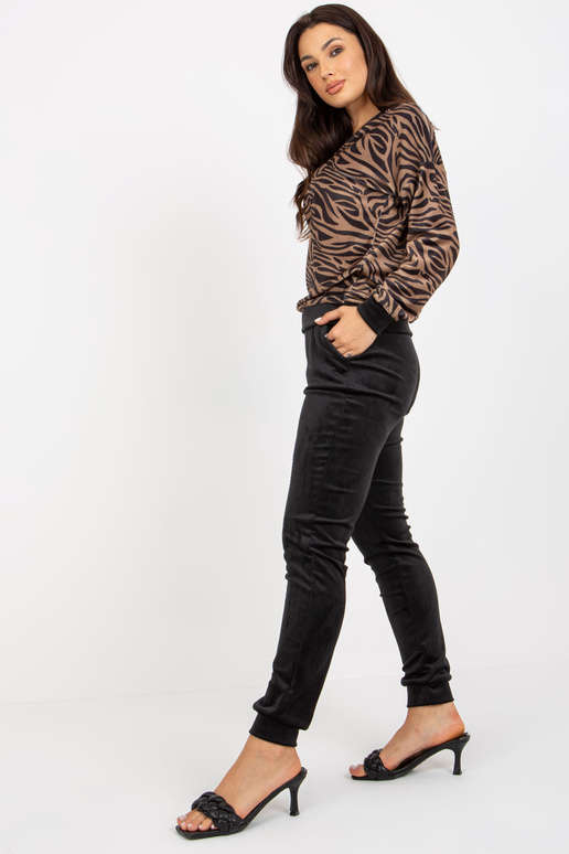 Set aus dunkelbeigem und schwarzem...