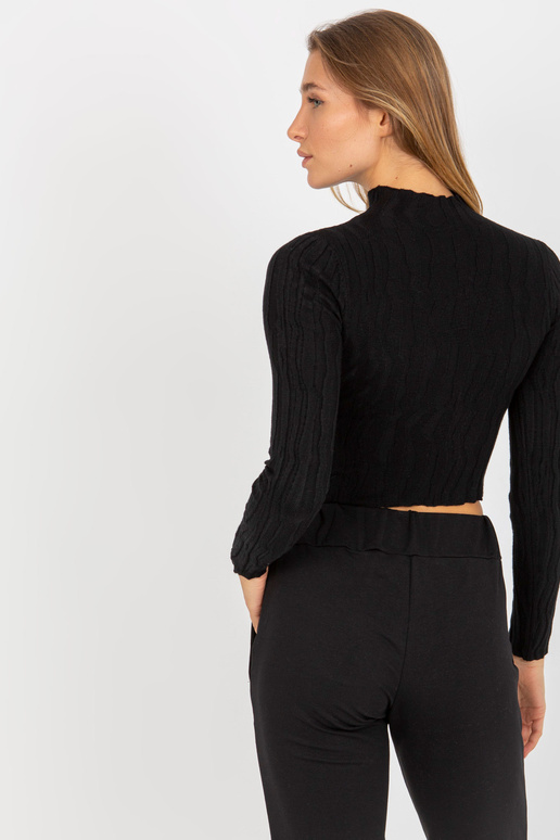 Melns īss džemperis ar pusi apkakli...