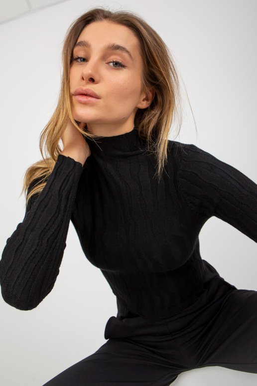 Melns īss džemperis ar pusi apkakli...