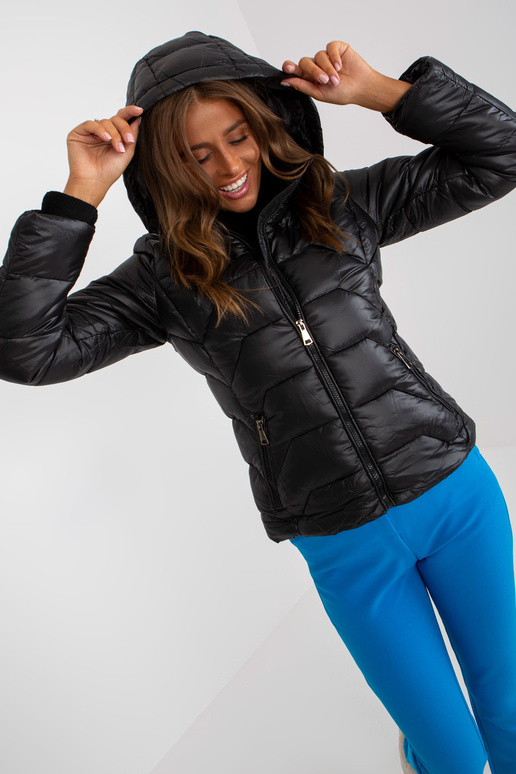 Melna sieviešu pārejas jaka ar stepēšanu