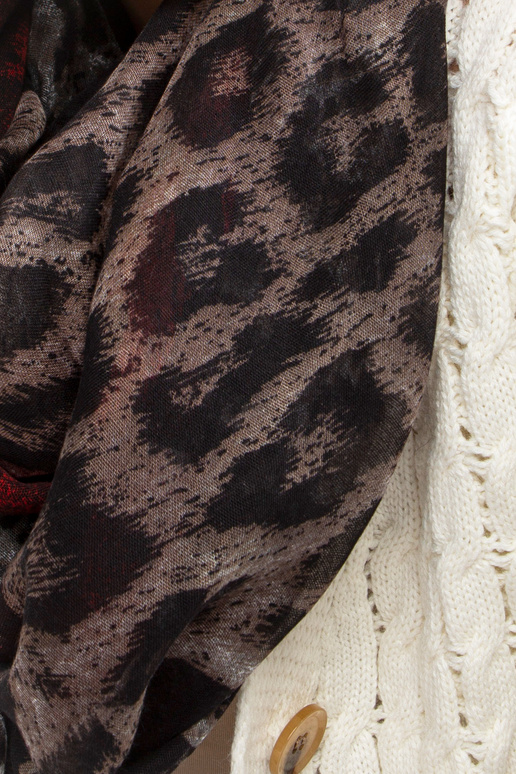 Melns un sarkans stropes skurstenis...