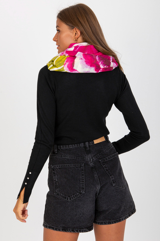 Balta fuksijas ietīšana ar ziedu rakstu