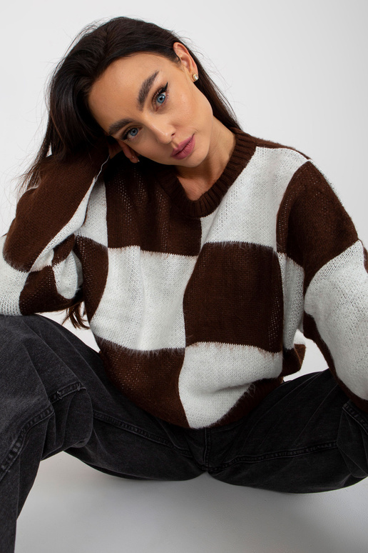 Brūns un balts brīvs klasisks...