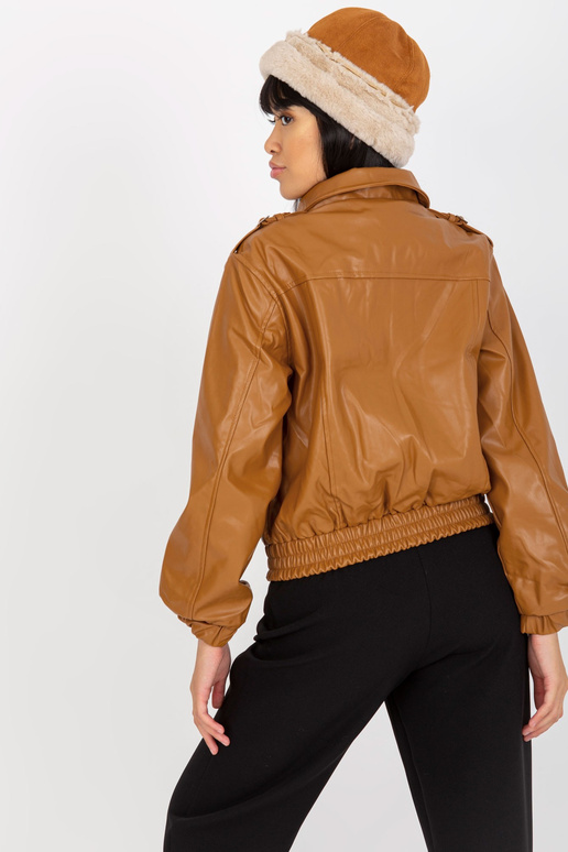 Kamieļu īsā jaka no eko ādas ar kabatām Kamieļu īsā jaka no eko ādas ar kabatām