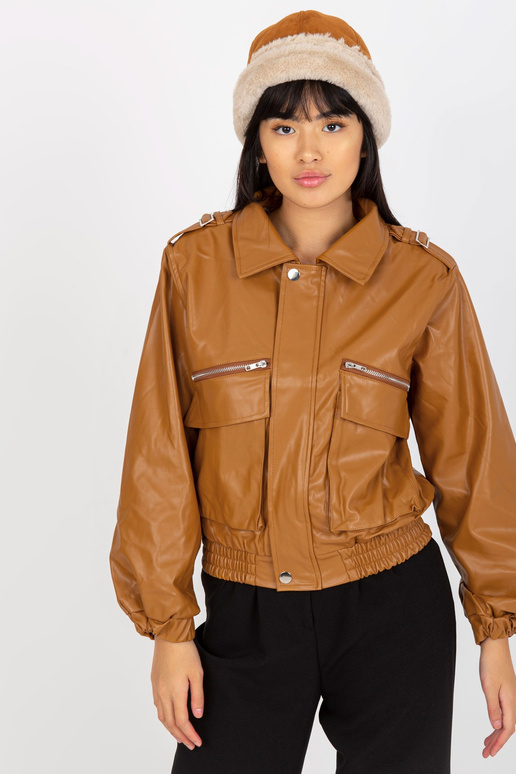 Kamieļu īsā jaka no eko ādas ar kabatām Kamieļu īsā jaka no eko ādas ar kabatām