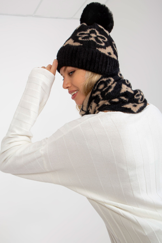 Melna un bēša sieviešu ziemas cepure...