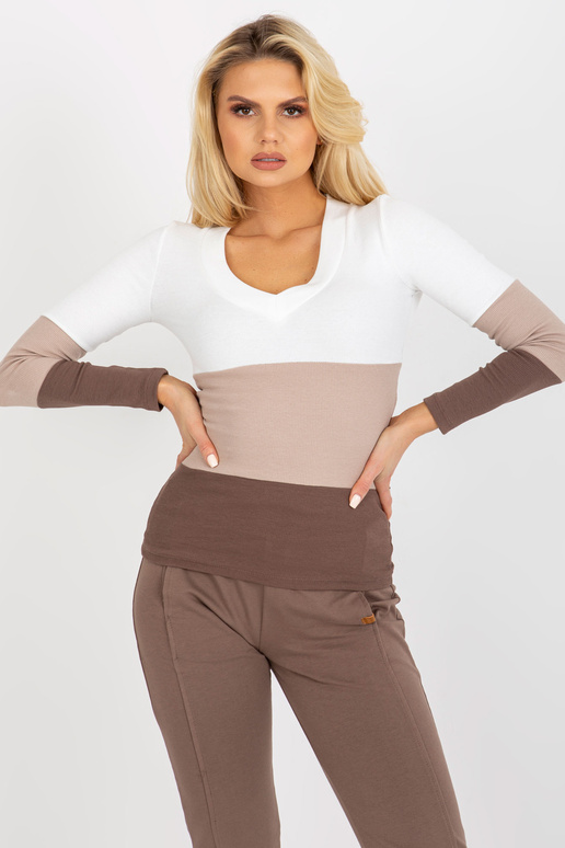 Balta un brūna rievota pamata...