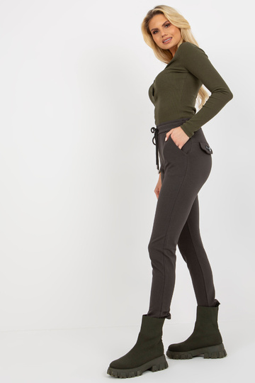 Haki krāsas pamata...