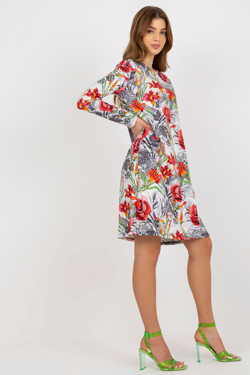 Balta un pelēka, brīva ziedu kleita...