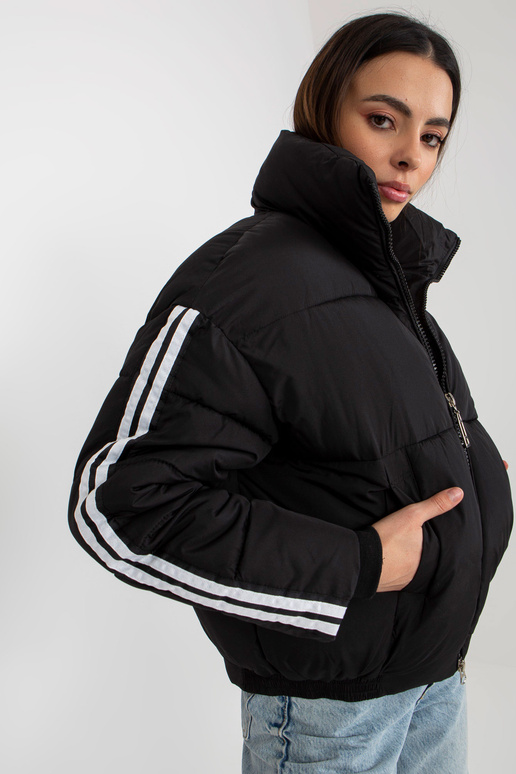 Melna stepēta ziemas jaka ar svītrām Melna stepēta ziemas jaka ar svītrām