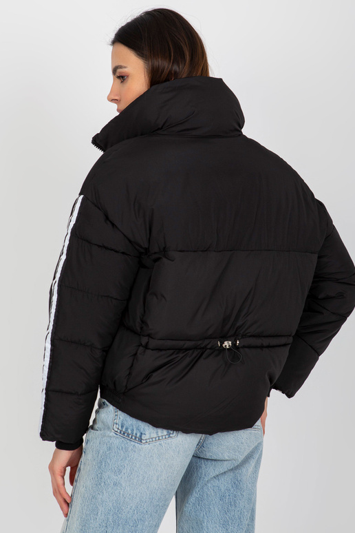 Melna stepēta ziemas jaka ar svītrām Melna stepēta ziemas jaka ar svītrām