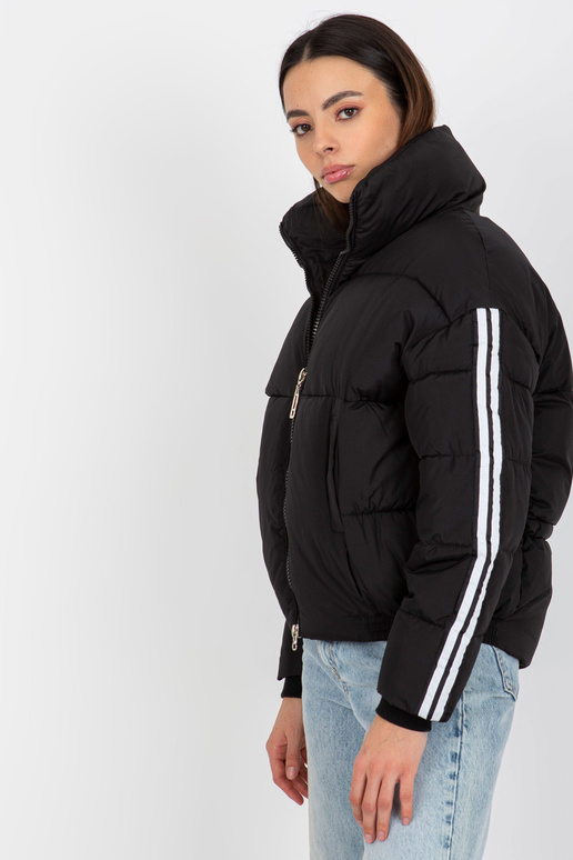 Melna stepēta ziemas jaka ar svītrām Melna stepēta ziemas jaka ar svītrām