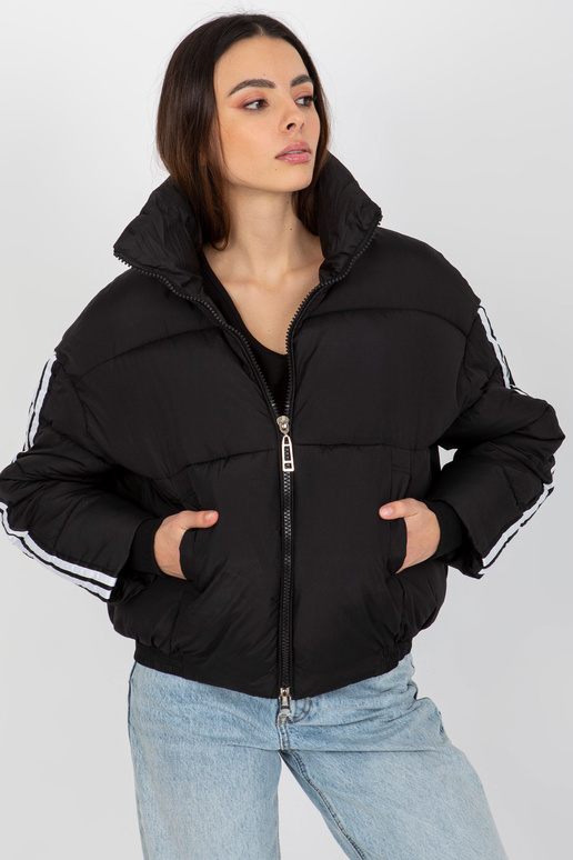 Melna stepēta ziemas jaka ar svītrām Melna stepēta ziemas jaka ar svītrām