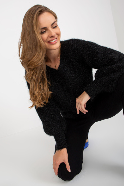 Melns pūkains klasisks džemperis ar...