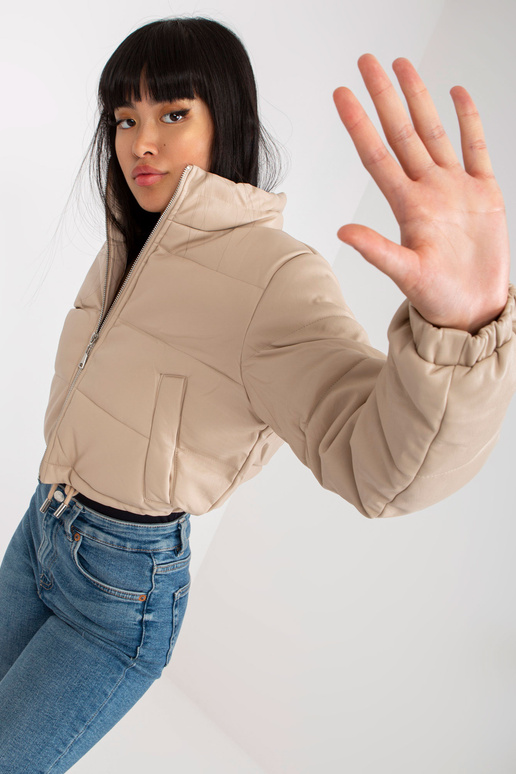 Gaiši bēša īsa ziemas jaka ar vatējumu Gaiši bēša īsa ziemas jaka ar vatējumu