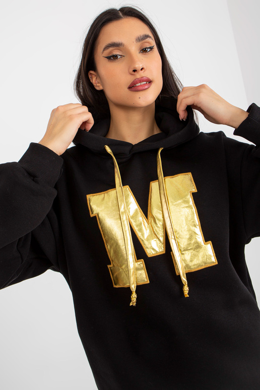 Melns sporta krekls ar burtu M