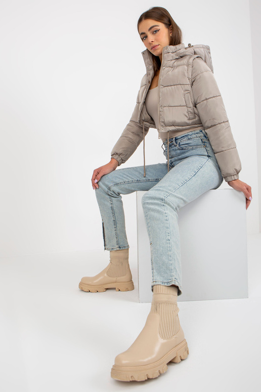 Tumši bēša īsa ziemas jaka ar... Tumši bēša īsa ziemas jaka ar...