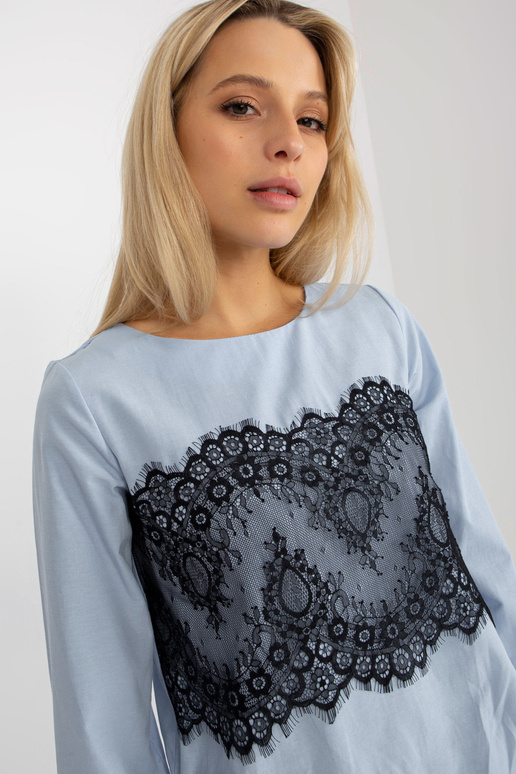 Gaiši zila svinīga blūze ar mežģīņu...