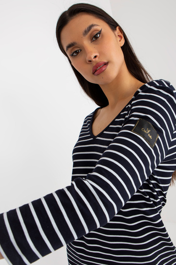 Tumši zila un balta sporta...