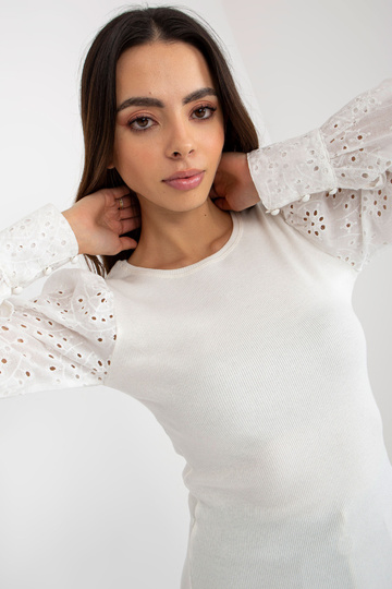 Balta rievota svinīga blūze...