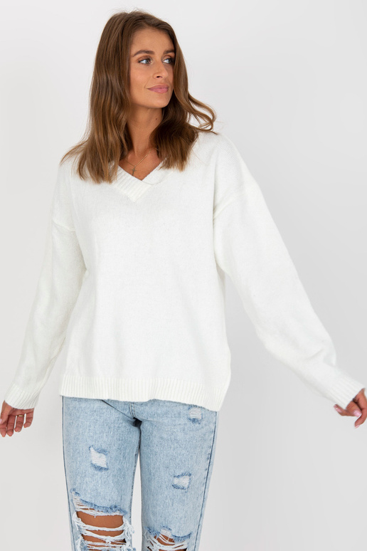 Ecru klasisks trikotāžas džemperis...