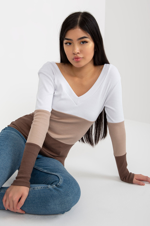 Balta un brūna rievota pamata blūze... Balta un brūna rievota pamata blūze...