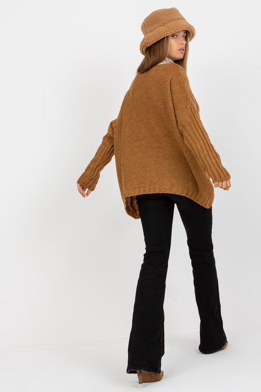 Lielizmēra kamieļu džemperis ar V...