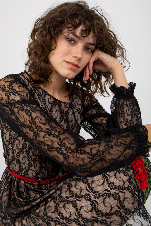 Melna mežģīņu kokteiļkleita ar ielāpiem