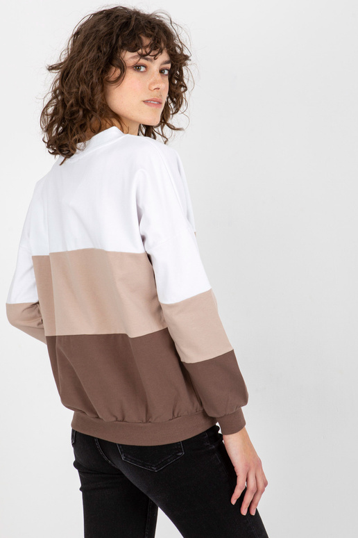 Balts un brūns pamata sporta krekls...