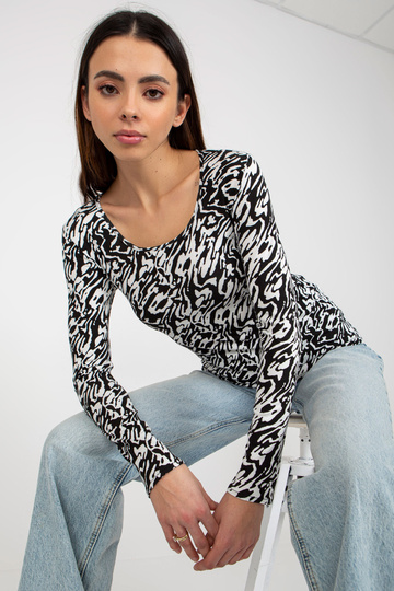 Balta un melna pieguloša...