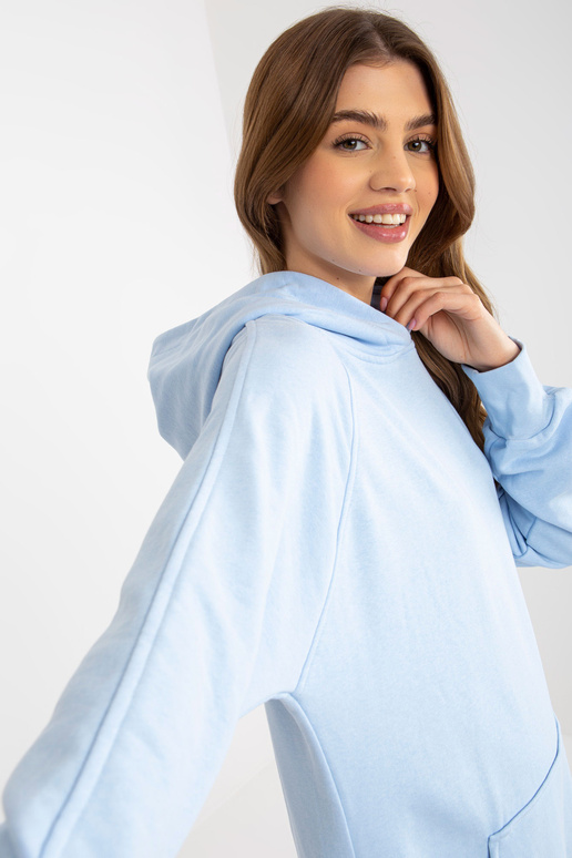 Gaiši zila pamata sporta kreklkleita...