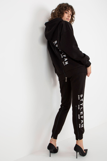 Melns sieviešu sporta tērpa...